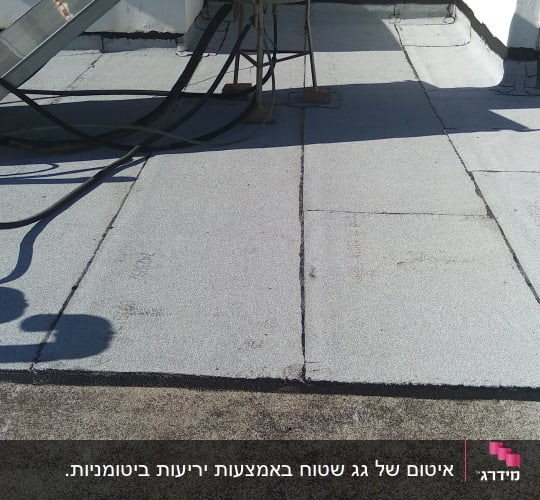 גג אטום עם יריעות ביטומניות ומיכל מים
